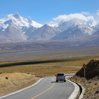 Tibet Autonomous Region: road at the base of the Himalayas