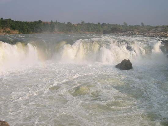 Dhuandhar Falls